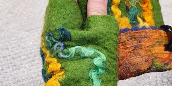 How to make original and fun felted wool mittens, step by step. Chapter 3